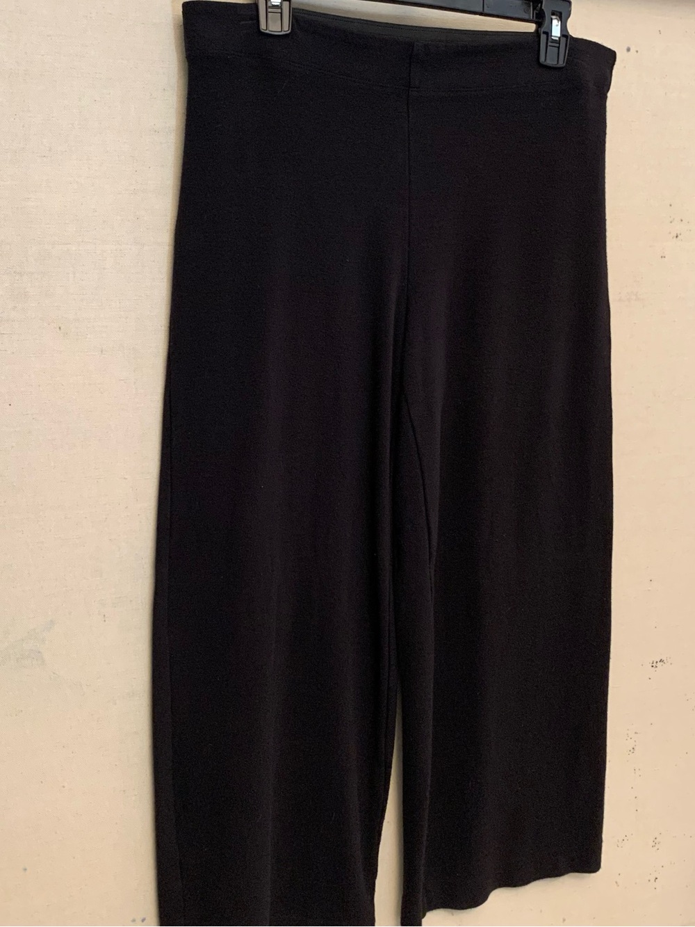 Women’s Loft Black Stretchy Gaucho Capri Pants, Size Medium
